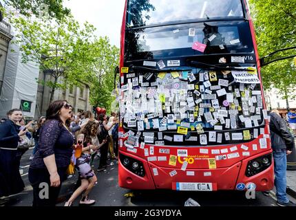 Anti-vax-Demonstranten haben während eines Protestes und einer Demonstration gegen die Sperrung/gegen die Impfung im Mai 2021 in London Aufkleber im gesamten Londoner Bus angebracht Stockfoto