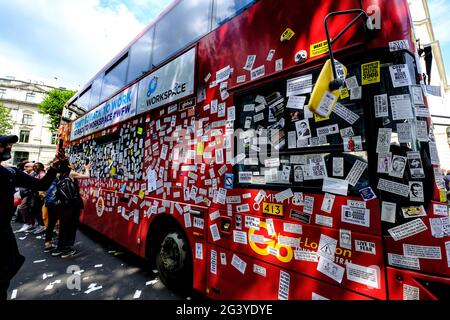 Anti-vax-Demonstranten haben während eines Protestes und einer Demonstration gegen die Sperrung/gegen die Impfung im Mai 2021 in London Aufkleber im gesamten Londoner Bus angebracht Stockfoto