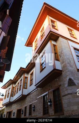 Antalya, Türkei - 10. Juni 2021 : EINE schöne Straße mit historischen türkischen Häusern der Altstadt in Antalya, Kaleici, Türkei. Stockfoto