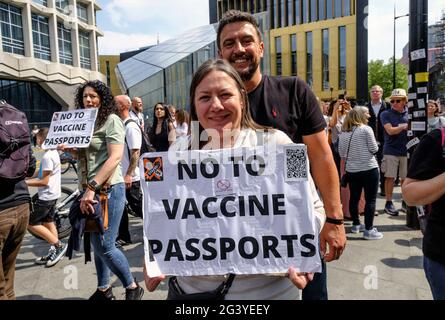 Anti-Vax-Anti-Lockdown-Demonstranten marschieren durch das Zentrum von London, protestieren gegen die Regierungen Covid-Maßnahmen, einschließlich Impfpass und Beschränkungen für die Öffnung der Lockdown.Mai 29 2021 Stockfoto