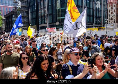 Anti-Vax-Anti-Lockdown-Demonstranten marschieren durch das Zentrum von London, protestieren gegen die Regierungen Covid-Maßnahmen, einschließlich Impfpass und Beschränkungen für die Öffnung der Lockdown.Mai 29 2021 Stockfoto