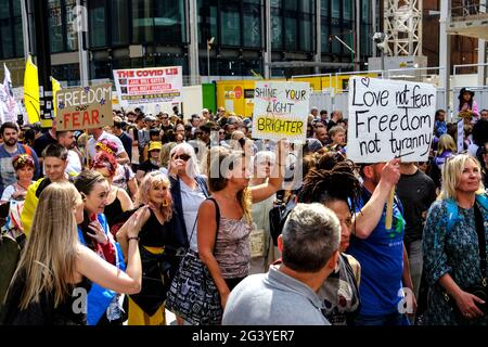 Anti-Vax-Anti-Lockdown-Demonstranten marschieren durch das Zentrum von London, protestieren gegen die Regierungen Covid-Maßnahmen, einschließlich Impfpass und Beschränkungen für die Öffnung der Lockdown.Mai 29 2021 Stockfoto