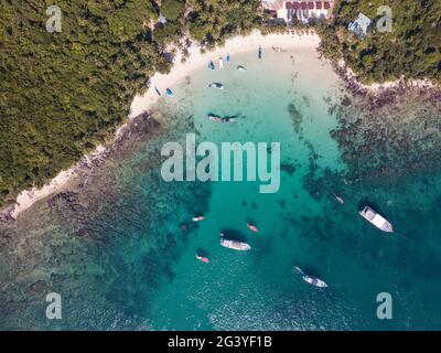 Luftaufnahme von Fischerbooten, die in der Bucht und am Strand mit Kokospalmen festgemacht sind, May Rut Island, in der Nähe von Phu Quoc Island, Kien Giang, Vietnam, Asien Stockfoto