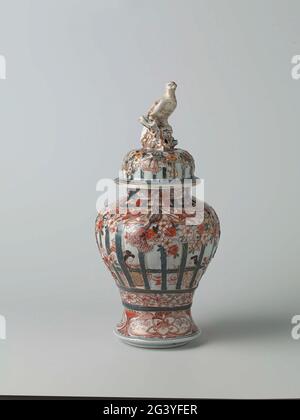 Bedecktes Baluster-Glas mit Figuren im Inneren hinter Rahmen, Prunus-Bäumen und Blumenrollen. Balusterförmige Deckeltopf aus Porzellan mit Spreizfuß, in Unterglasur blau und auf der Glasur rot, schwarz und Gold lackiert. An der Wand sitzen zweimal zwei Personen in einem Innenraum hinter einem gepflegten und bemalten Geländer. Dieses Geländer ist mit gepflegten und dekorierten prunus-Bäumen und Reifen mit Blumengetränken dekoriert. Unter dem Geländer eine Verbindung mit Blumengetränken. Eine Beziehung zu Lotusgetränken um den Fuß. Drei Kartuschen mit Lotusgetränken am Hals. Der Deckel mit der gleichen Dekoration; Deckel kn Stockfoto