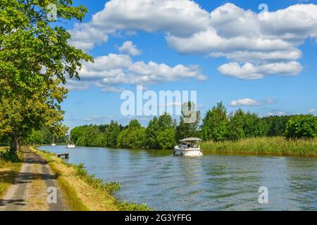 Schöne Aussicht auf einen Kanal mit Vergnügungsbooten Stockfoto