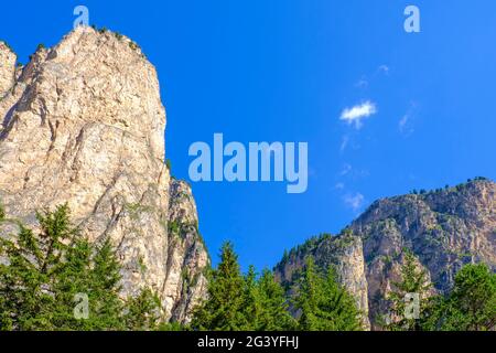 Berggipfel und Bergmauern vor einem blauen, klaren Himmel Stockfoto