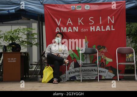 Jakarta, Indonesien. Juni 2021. Covid-19-Patienten im Lubang Buaya Community Health Center, East Jakarta, Indonesien, warten auf die Evakuierung in das Wisma Atlet Emergency Hospital, Kemayoran, Jakarta, Freitag, 8. Juni 2021. Dieser Evakuierungsvorgang ist eine Nachbereitung der zunehmenden Zahl von Covid-19-Fällen in DKI Jakarta nach dem Idul Fitri-Urlaub. (Foto von Kuncoro Widyo Rumpoko/Pacific Press) Quelle: Pacific Press Media Production Corp./Alamy Live News Stockfoto