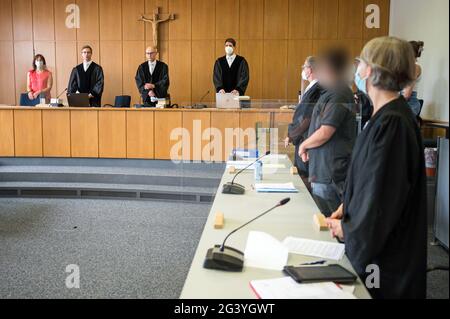 01. Dezember 2011, Saarland, Saarbrücken: Vorsitzender Richter Lauer (3. V.l.) eröffnet den Prozess gegen eine 29-jährige Krankenschwester, die mehreren Mordversuchen ausgesetzt ist. Foto: Oliver Dietze/dpa - ACHTUNG: Der Angeklagte wurde aus rechtlichen Gründen verpixelt Stockfoto