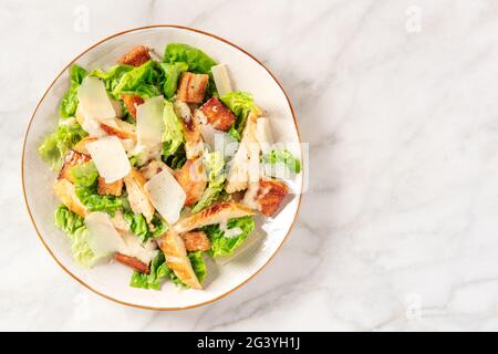 Caesar Salat mit gegrilltem Hähnchen, Romaine und Käse Stockfoto