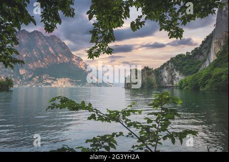 Schöne Aussicht auf die Berge und den See iseo von Riva di Solto, Baia dal Bogn Stockfoto