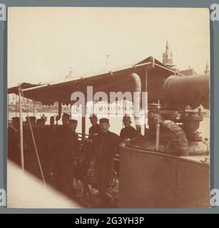 Schiff auf der seine, mit dem Pavillon von Ungarn, Exposition Universelle (Weltausstellung), Paris, Frankreich auf der anderen Seite. Schiff auf der seine, mit dem Pavillon von Ungarn, Exposition Universelle (Weltausstellung), Paris, Frankreich auf der anderen Seite. Stockfoto