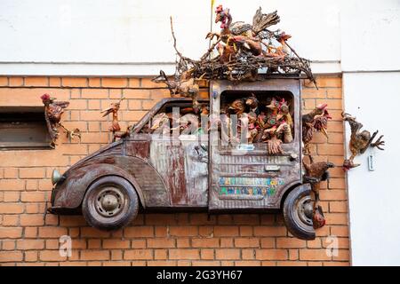 Original Fassade Dekoration, Auto mit Hühnern besetzt, Kunstwerk, Hauptstadt Antananarivo, Madagaskar, Afrika Stockfoto