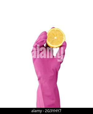 Hand in einem rosa Latex-Reinigungshandschuh hält eine halbe Zitrone auf weißem Hintergrund Stockfoto