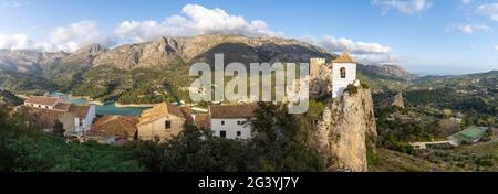 Ein Panoramablick auf Guadalest Dorf und Berglandschaft Stockfoto