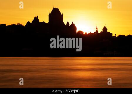 Das Chateau Frontenac wurde von Lévis, Quebec, Kanada, aus gesehen, vor einem dramatischen Sonnenuntergang geschildet Stockfoto