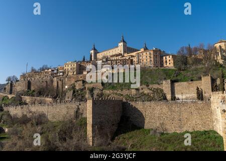 Ein Blick auf die historische spanische Stadt Toledo auf Der Fluss Tagus Stockfoto