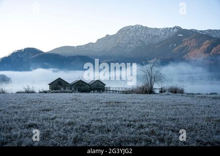 Drei Fischerhütten am Kochelsee im Morgenlicht bei Schlehdorf, Bayern, Deutschland. Stockfoto