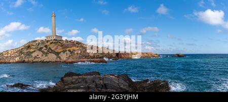 Ein Panoramablick auf den Leuchtturm von Capo Palos in Murcia im Südosten Spaniens Stockfoto