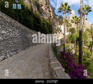 Steinfußgängerweg führt in die Altstadt von Guadalest Stockfoto