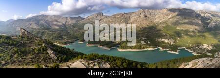 Ein Panoramablick auf den Guadalest Reservoir und die Sierra de Serella Berge in Spanien Stockfoto