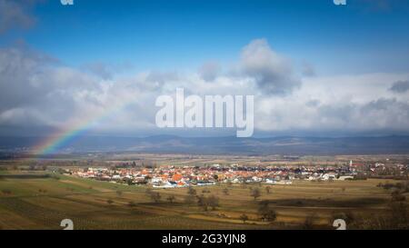 Kleiner Regenbogen über dem Dorf Oslip im Burgenland Stockfoto
