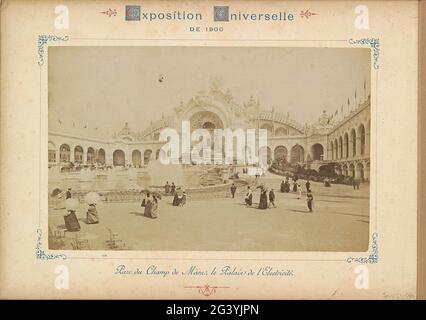 Château d'Eau (Vordergrund) und das Palais de l'Electricité am Champ du Mars in Paris; Parc so Champ de Mars, Le Palais de l'Electricité. Teil des Fotoalbums mit Aufnahmen der Weltausstellung 1900 in Paris. Stockfoto