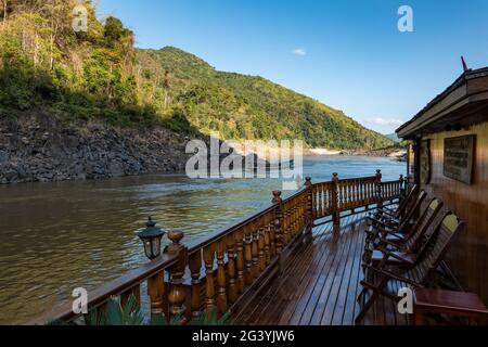 Deck des Flusskreuzfahrtschiffes Mekong Sun auf dem Fluss Mekong, Houne District, Oudomxay Province, Laos, Asien Stockfoto