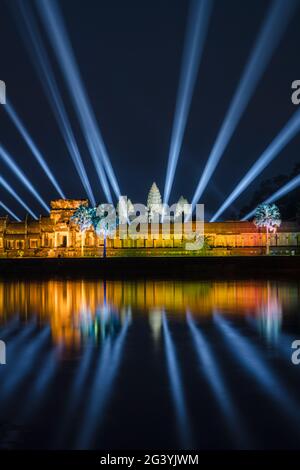 Spektakuläre Lichtshow im beleuchteten Angkor Wat Tempel mit Spiegelung im Graben bei Nacht, Angkor Wat, in der Nähe von Siem Reap, Provinz Siem Reap, Camb Stockfoto
