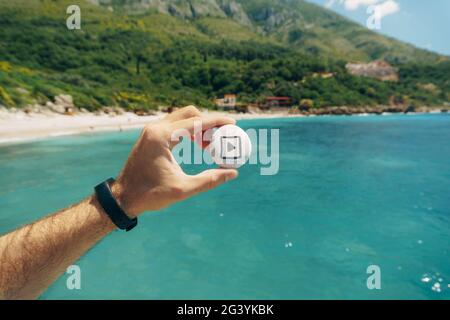 Das Spielzeichen ist auf einen Stein in seiner Hand gezeichnet Stockfoto