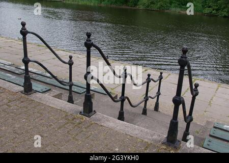 Geländer auf einer abgestuften Uferseite am Fluss mit Platz für Kopien Stockfoto