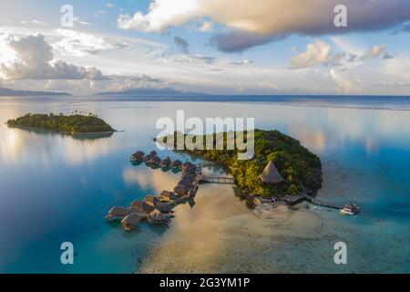 Luftbild des Sofitel Bora Bora Private Island Resort mit Überwasser-Bungalows in der Lagune von Bora Bora bei Sonnenaufgang, Vaitape, Bora Bora, Leeward Islands, F Stockfoto