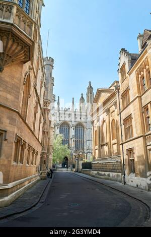 Trinity Hall Road, mit der Clare College-Kapelle auf der rechten Seite und den Old Schools auf der linken Seite, die zur King's College-Kapelle, Universität von Cambridge führt. Stockfoto