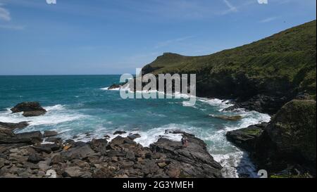 Lundy Bay, in der Nähe von Port Quin, Cornwall. Juni 2021. Wetter in Großbritannien. North Cornwall hat diese Woche bisher den Regen vermieden. Wanderer an der Nordküste genossen angenehme Wanderbedingungen mit Sonnenschein und einer kühlenden Brise. Kredit Simon Maycock / Alamy Live Nachrichten. Stockfoto