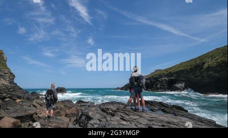 Lundy Bay, in der Nähe von Port Quin, Cornwall. Juni 2021. Wetter in Großbritannien. North Cornwall hat diese Woche bisher den Regen vermieden. Wanderer an der Nordküste genossen angenehme Wanderbedingungen mit Sonnenschein und einer kühlenden Brise. Kredit Simon Maycock / Alamy Live Nachrichten. Stockfoto