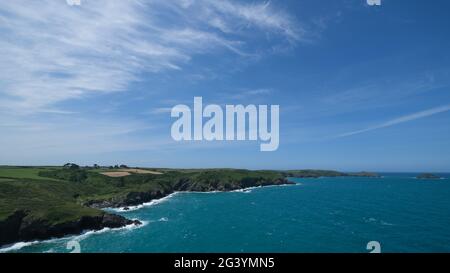 Lundy Bay, in der Nähe von Port Quin, Cornwall. Juni 2021. Wetter in Großbritannien. North Cornwall hat diese Woche bisher den Regen vermieden. Wanderer an der Nordküste genossen angenehme Wanderbedingungen mit Sonnenschein und einer kühlenden Brise. Kredit Simon Maycock / Alamy Live Nachrichten. Stockfoto