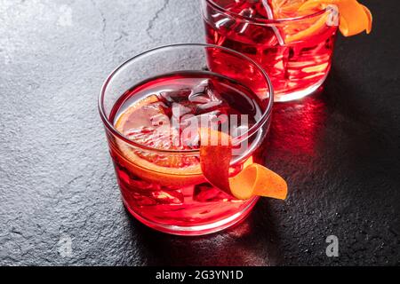 Negroni Cocktail mit Orangenschale und Eis Stockfoto