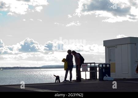 Menschen genießen einen sonnigen Abend am Meer im Oktober 2020. In Southsea, Großbritannien, während der Sperre. Stockfoto