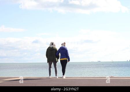 Menschen genießen einen sonnigen Abend am Meer im Oktober 2020. In Southsea, Großbritannien, während der Sperre. Stockfoto