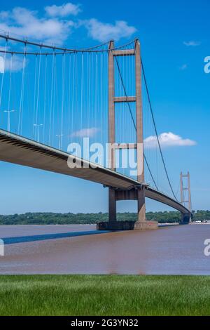 Blick auf die Humber Hängebrücke und den Fluss mit blauem Himmel an einem hellen, sonnigen Tag. Stockfoto