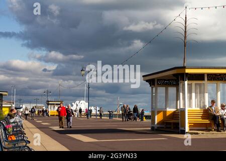 Southsea Seafront, im Oktober 2020, im Sonnenschein mit Menschen, die die Sonne während der Sperre genießen. Stockfoto