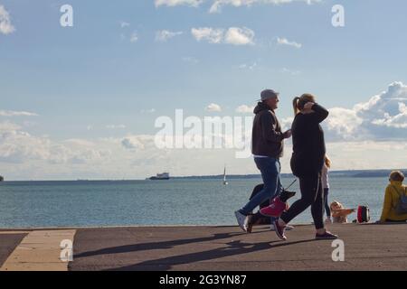 Menschen genießen einen sonnigen Abend am Meer im Oktober 2020. In Southsea, Großbritannien, während der Sperre. Stockfoto