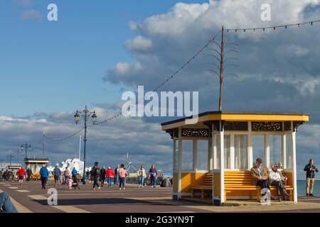 Southsea Seafront, im Oktober 2020, im Sonnenschein mit Menschen, die die Abendsonne während der Aussperrung genießen. Stockfoto