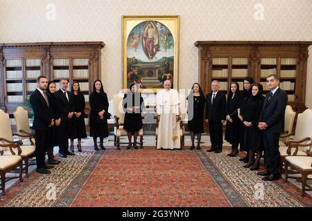 Rom, Italien. Juni 2021. : Papst Franziskus empfing in Audienz im Apostolischen Palast des Vatikans die Präsidentin Georgiens, S.E. Frau Salomé Zourabichvili im Vatikan. Quelle: Independent Photo Agency/Alamy Live News Stockfoto