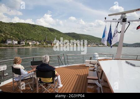 Paar auf Sonnendeck des Flusskreuzfahrtschiffes während einer Kreuzfahrt auf dem Rhein, in der Nähe von Boppard, Rheinland-Pfalz, Deutschland, Europa Stockfoto