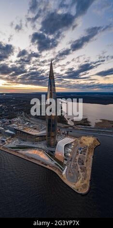 Russland, St.Petersburg, 06. Mai 2020: Luftpanorama-Bild des Wolkenkratzers Lakhta Zentrum bei Sonnenuntergang, Nachtbeleuchtung ist an, Es i Stockfoto