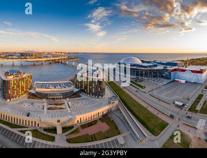 Russland, St.Petersburg, 06. Mai 2020: Luftbild des Handelszentrums Piterland bei Sonnenuntergang, Park von 300 Jahrestagen und von Stockfoto