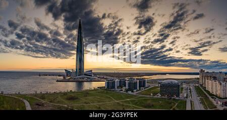 Russland, St.Petersburg, 06. Mai 2020: Luftpanorama-Bild des Wolkenkratzers Lakhta Zentrum bei Sonnenuntergang, Nachtbeleuchtung ist an, Es i Stockfoto