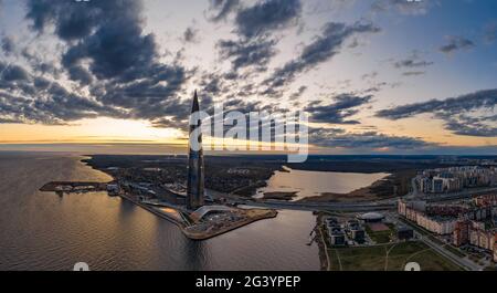 Russland, St.Petersburg, 06. Mai 2020: Luftpanorama-Bild des Wolkenkratzers Lakhta Zentrum bei Sonnenuntergang, Nachtbeleuchtung ist an, Es i Stockfoto