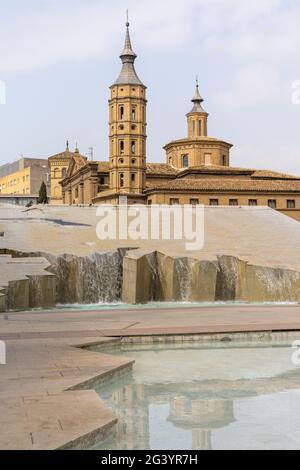 Blick auf den Brunnen Fuente de la Hispanidad in der Altstadt von Zaragoza Stockfoto