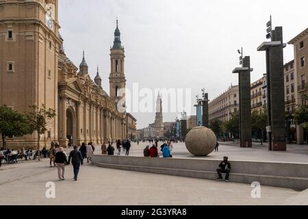 Blick auf den Platz unserer Lieben Frau von der Säule und die Kathedrale im alten Stadtzentrum von Zaragoza Stockfoto